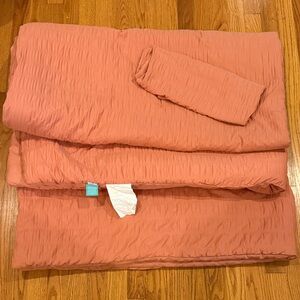 Pillowfort Coral Quilt Set